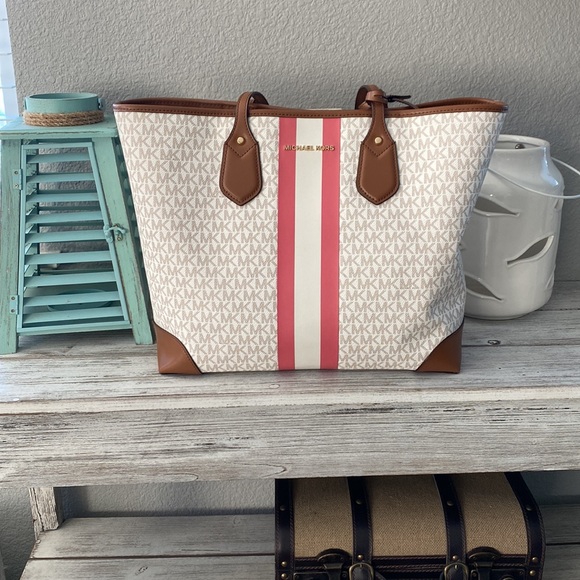 Michael Kors Handbags - ❤️Stunning EUC❤️ MK “Eva” Signature Tote ❤️